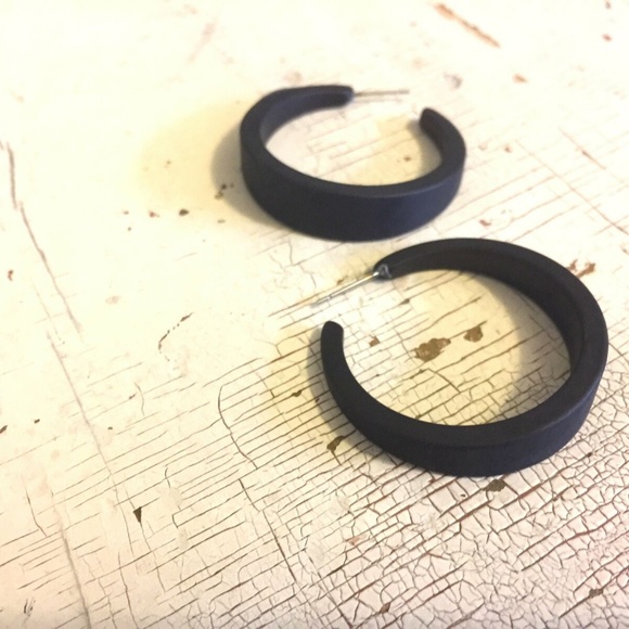 Black Frosted Emily Retro Lucite Hoop Earrings - Picture 6 of 7